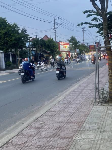 Bán nhà mặt tiền chợ hưng long 10x22m 1 trệt 1 lầu cho thuê 22 triệu/tháng