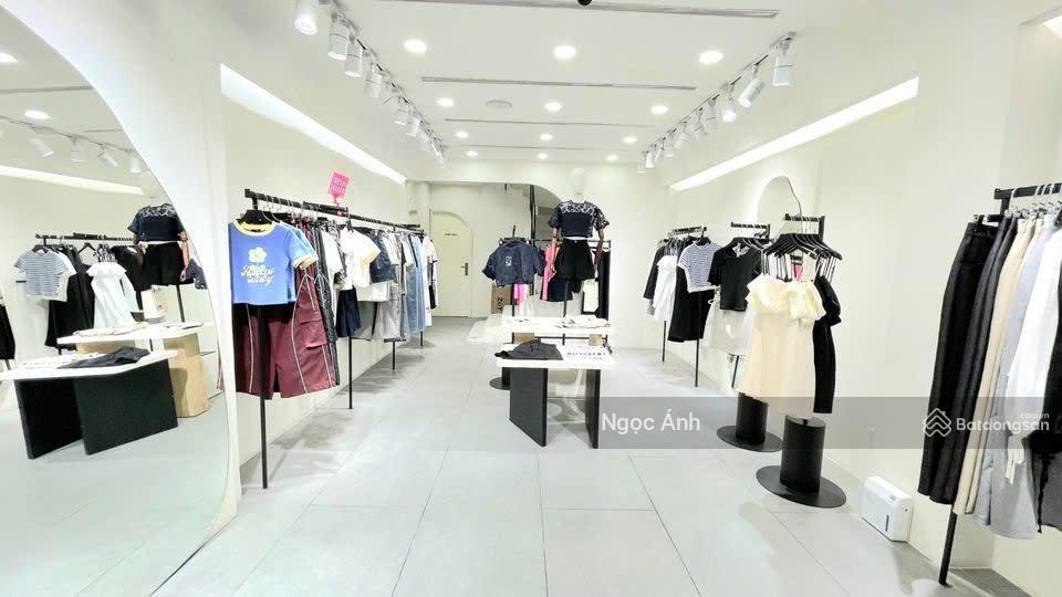 Bán gấp nhà 550 triệu ngay mặt tiền trịnh quang nghị  6x20m 1 trệt 2 lầu 4pn  sổ hồng riêng