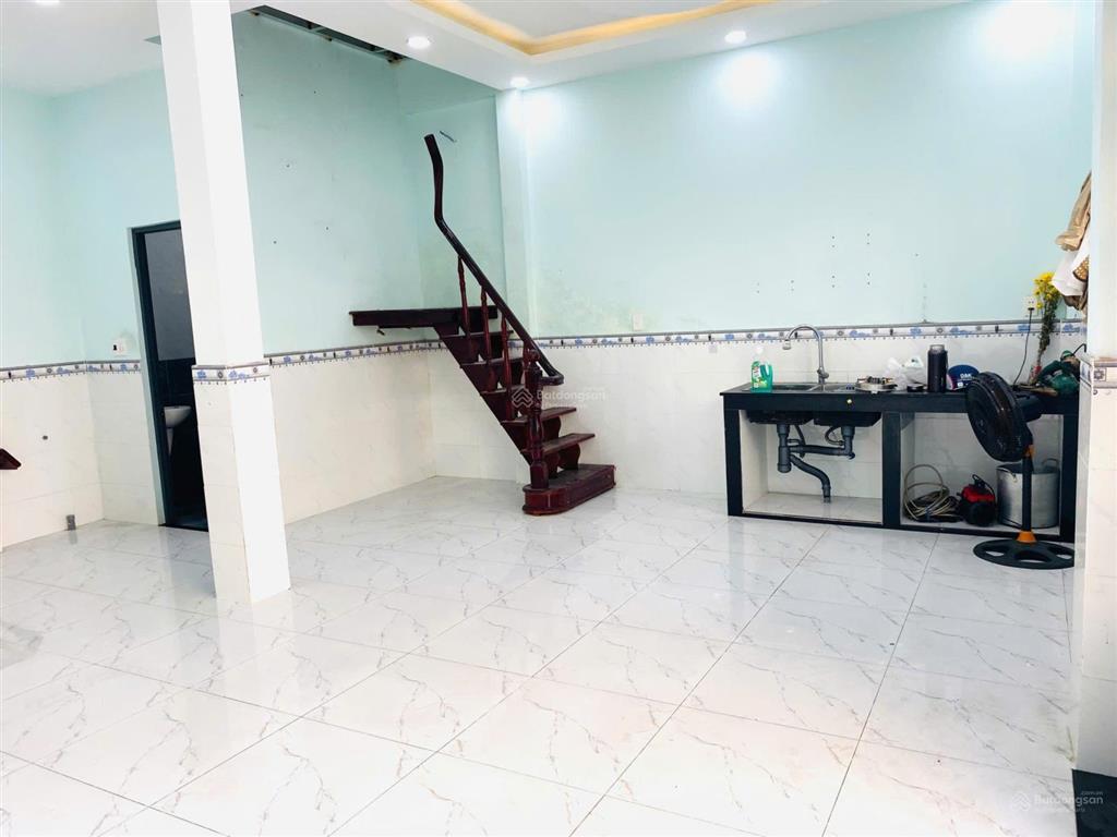 Nhà 2 tầng đường xe hơi 6m ngay vincom lê văn việt, hơn 5 tỷ