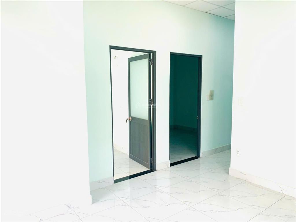 Nhà 2 tầng đường xe hơi 6m ngay vincom lê văn việt, hơn 5 tỷ