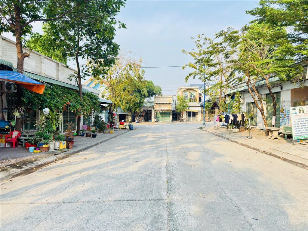 Dãy trọ đang kinh doanh tạp hóa phía trước sau lưng chợ mỹ phước 3 150m2 full phòng thu nhập 8tr