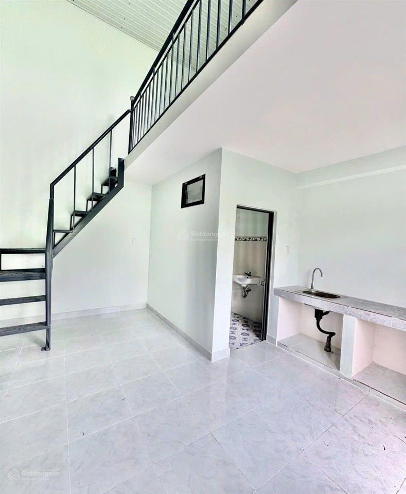 Bán căn nhà mới đẹp nằm ngay mặt đường lớn dt 131,2m2 vào ở được ngay hiện đang cho thuê 8tr/tháng