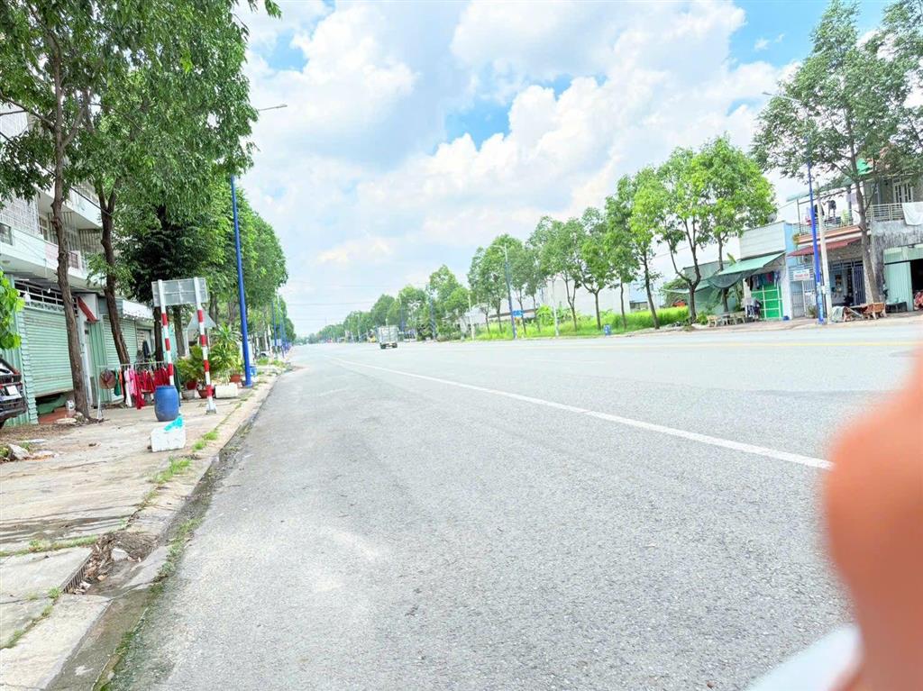 Gần ql13 chỉ 800m cần bán lô đất ngay mặt tiền đường tc1 dt 360m2 có shr giá còn thương lượng