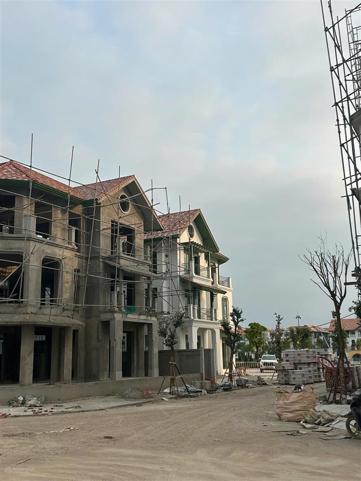 Chuyển nhượng biệt thự view trực diện công viên 5000m2 và 8 toà chung cư giá 14 tỷ.  0765 828 ***