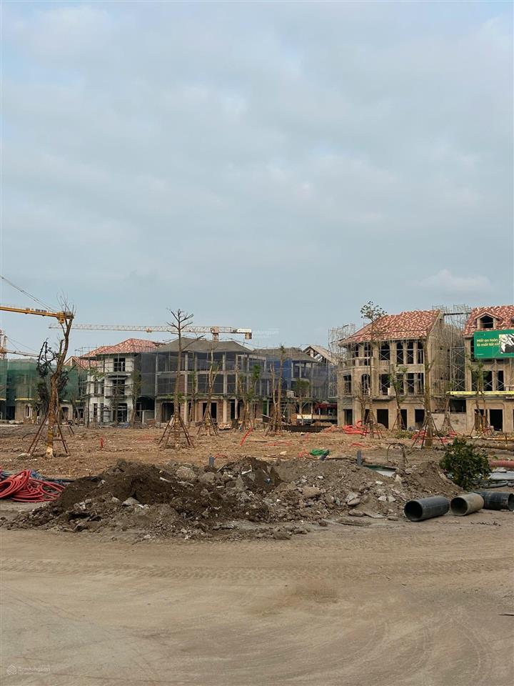 Chuyển nhượng biệt thự view trực diện công viên 5000m2 và 8 toà chung cư giá 14 tỷ.  0765 828 ***