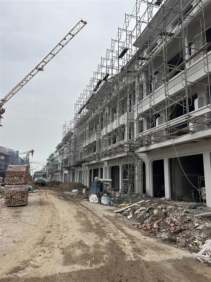 Chuyển nhượng căn liền kề hướng đn cực hiếm view trực diện công viên sát 8 tòa cc.  0765 828 ***