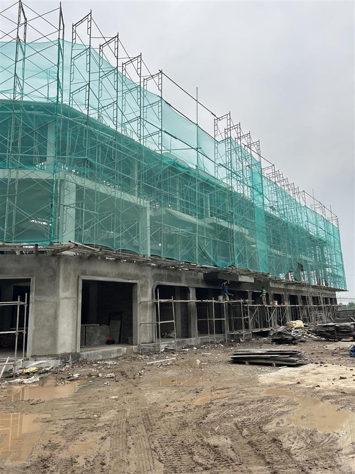 Chuyển nhượng căn liền kề hướng đn cực hiếm view trực diện công viên sát 8 tòa cc.  0765 828 ***