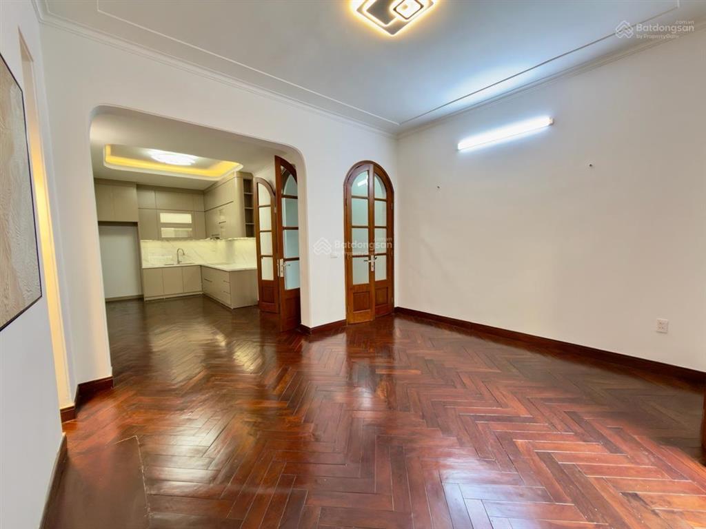 Bán nhà phân lô trần quốc hoàn, cầu giấy. ô tô tránh, vỉa hè, kinh doanh đỉnh. dt 60m, nhỉnh 20 tỷ.