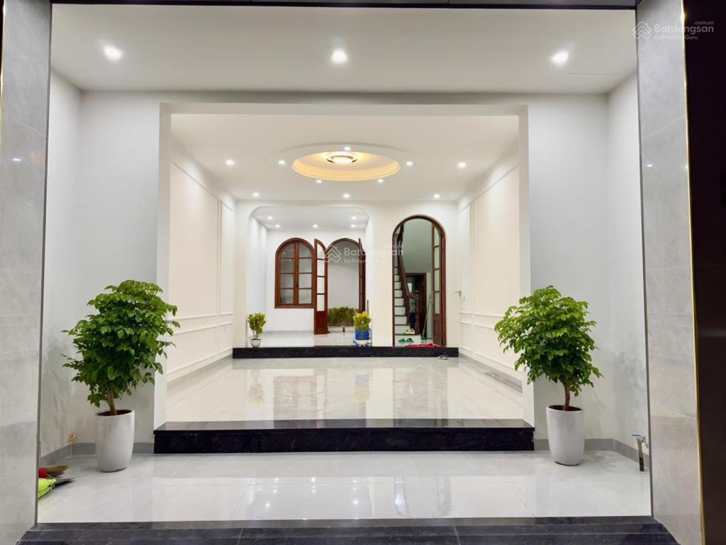 Bán nhà phân lô trần quốc hoàn, cầu giấy. ô tô tránh, vỉa hè, kinh doanh đỉnh. dt 60m, nhỉnh 20 tỷ.