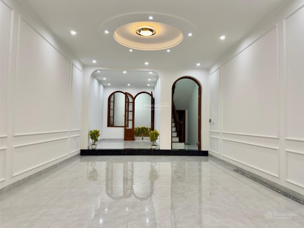 Bán nhà phân lô trần quốc hoàn, cầu giấy. ô tô tránh, vỉa hè, kinh doanh đỉnh. dt 60m, nhỉnh 20 tỷ.