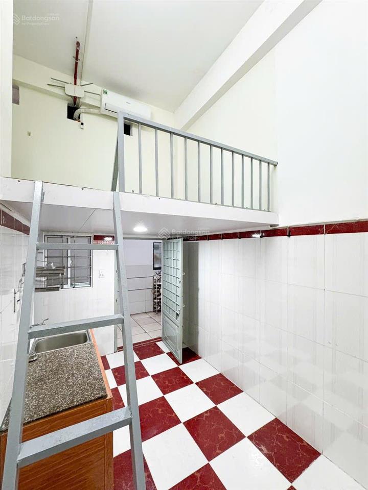 Cho thuê phòng gác sẵn máy lạnh  gác cao 2m  thang máy  kế bên công viên gia định  khu sân bay