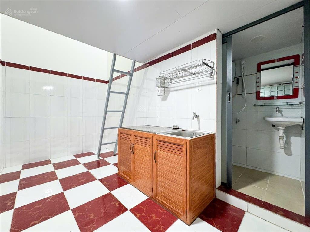 Cho thuê phòng gác sẵn máy lạnh  gác cao 2m  thang máy  kế bên công viên gia định  khu sân bay