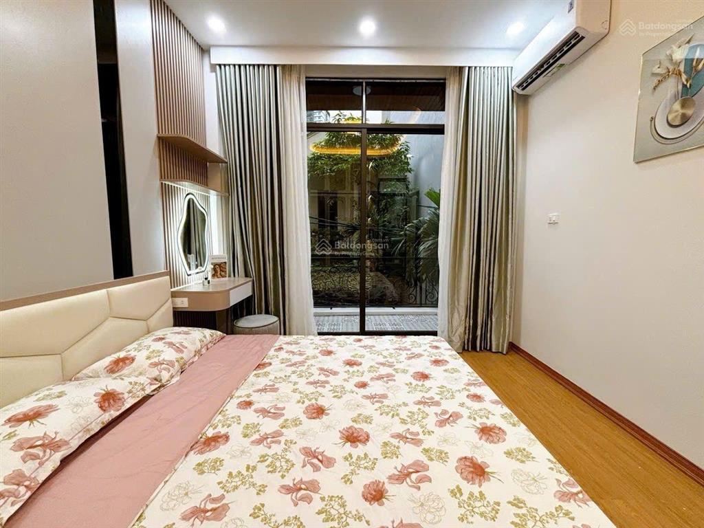 Vạn phúc chính chủ bán căn nhà 5 tầng cách mặt phố cầu am vài bước chân. ngõ rộng nhà mới đẹp .