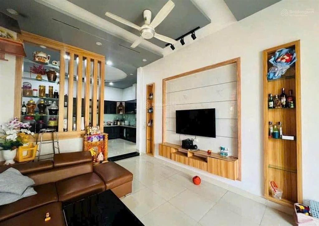 Kẹt tiền nên cô sáu cần bán gấp căn nhà đang cho thuê thu nhập 8tr/ tháng