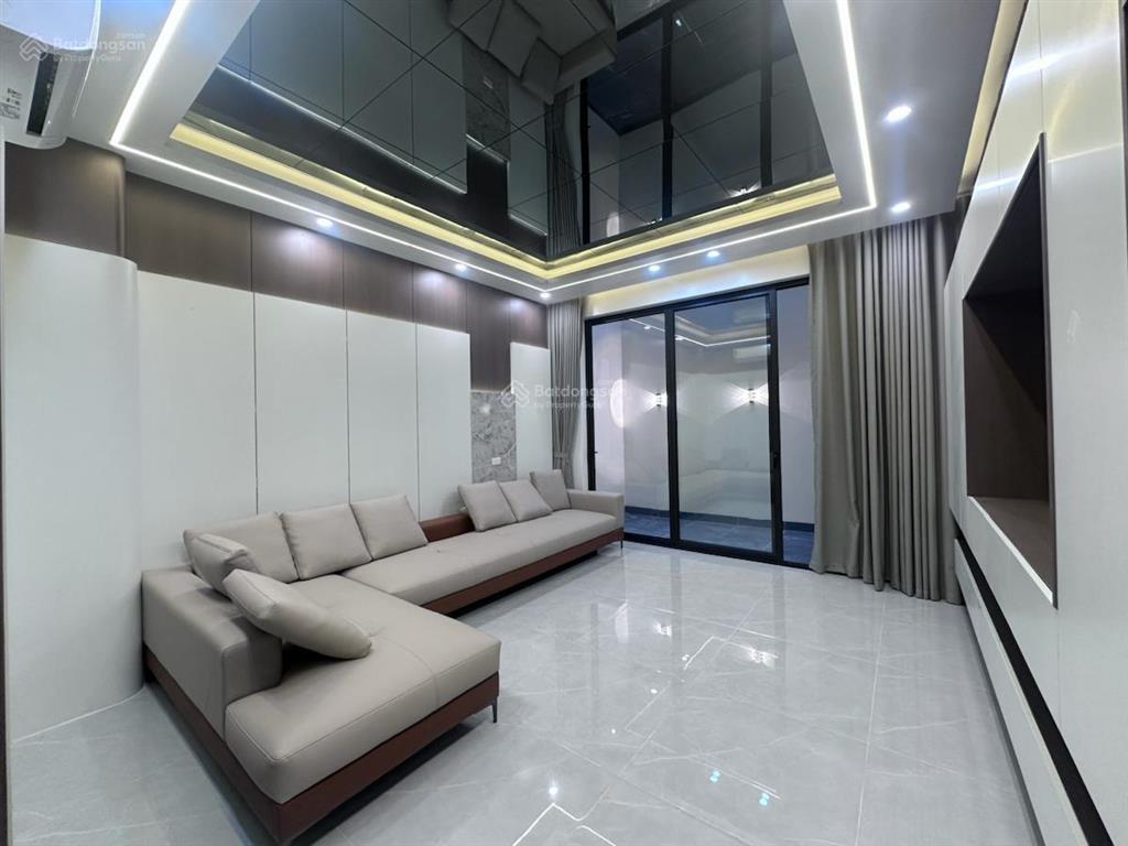 Trần duy hưng 50m2, 5,5 tầng, nhiều thoáng, thang máy, cách mp 50m. giá 12 tỷ