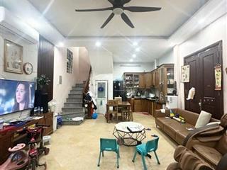 Trung tâm cầu giấy hoa bằng ô tô đỗ cửa nhà dân xây chắc chắn 73m