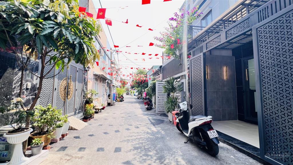 Giảm 250tr bán nhanh em nhà phố lửng 3 lầu thang máy  4m x 20m  1/ hẻm 6m thông hà huy giáp