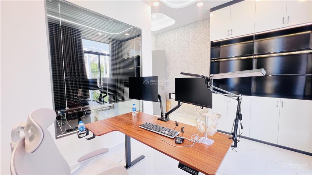 Giảm 250tr bán nhanh em nhà phố lửng 3 lầu thang máy  4m x 20m  1/ hẻm 6m thông hà huy giáp
