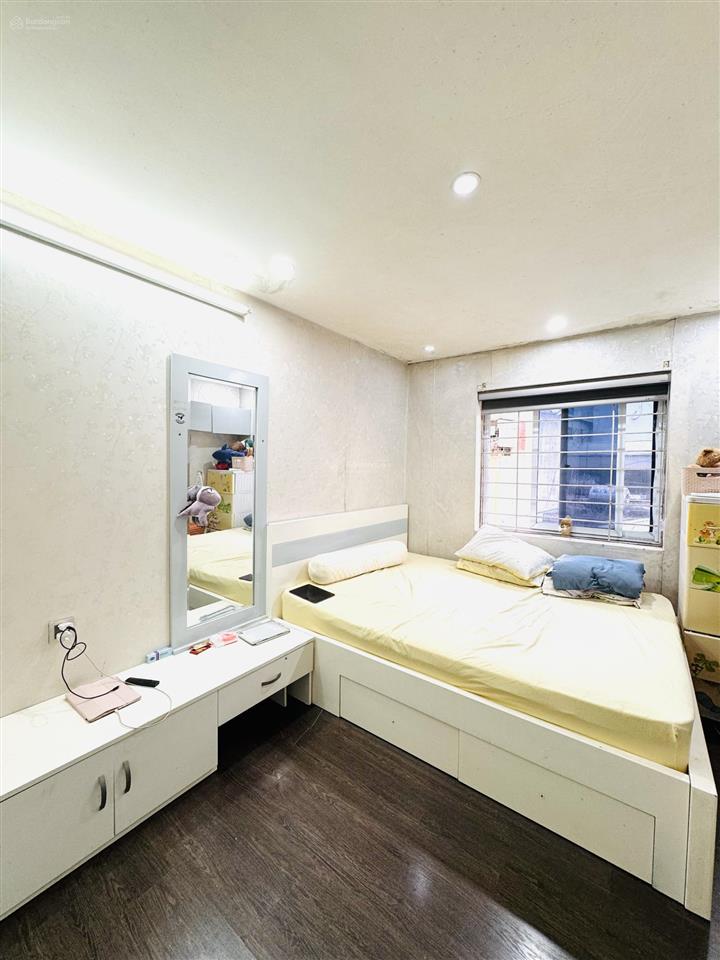 Chủ cần bán gấp ! bán tập thể thái hà, hoàng cầu khu vip đống đa, sổ to 41/75m, oto tránh, có ban