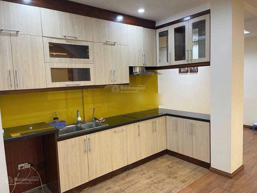 Cho thuê tập thể tầng 2 mặt đường 78 láng hạ, đống đa, 75m, 2 ngủ 1vs