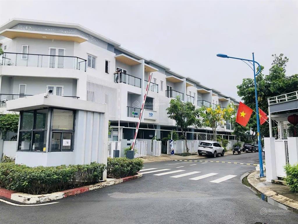 Hạ giá bán gấp nhà phố khang điền q.2 mega village 5x17m  3 tầng full nội thất giá 9,8 tỷ sổ sẵn