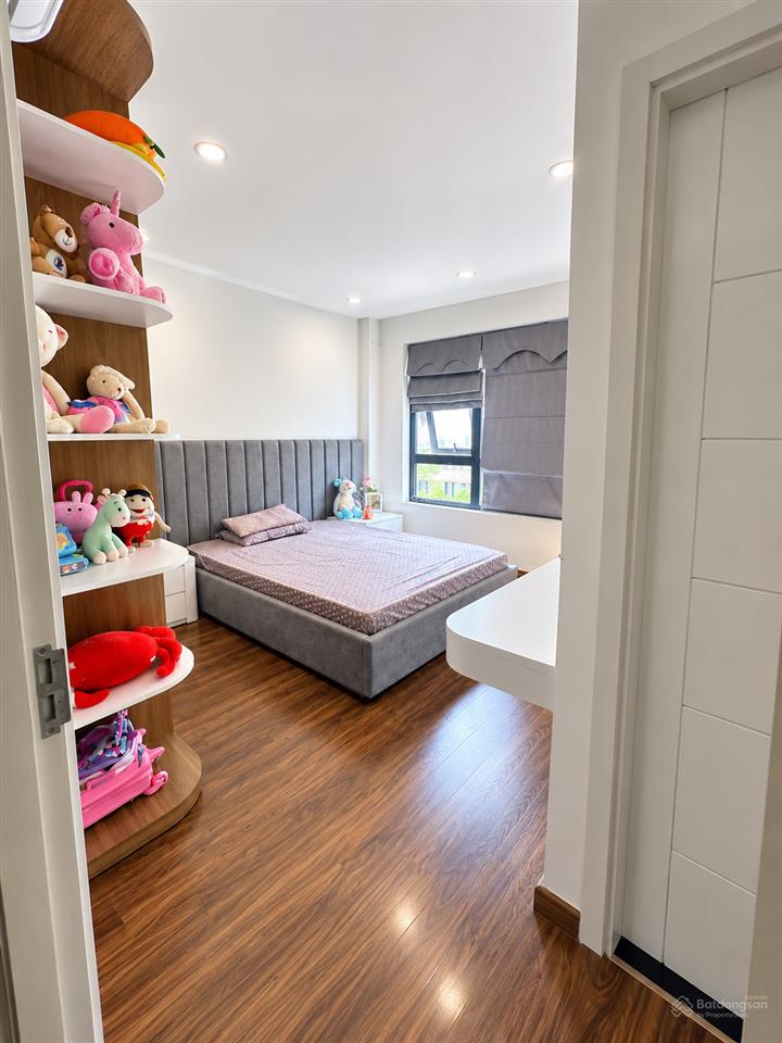 Hạ giá bán gấp nhà phố khang điền q.2 mega village 5x17m  3 tầng full nội thất giá 9,8 tỷ sổ sẵn