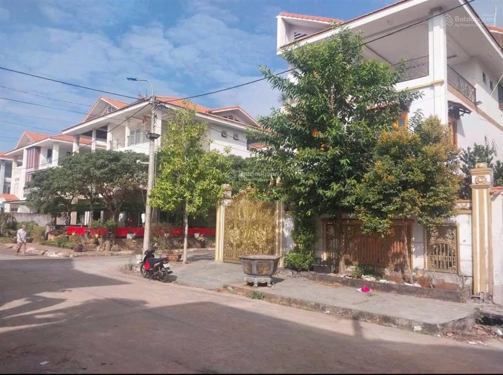 Cần bán biệt thự đường hùng vương tp bà rịa dt 200m2 4 tầng 6pn 1pk 1 pb 1p.thờ giá 6.8 tỷ