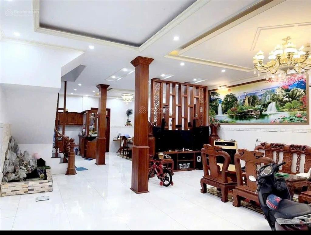 Cần bán biệt thự đường hùng vương tp bà rịa dt 200m2 4 tầng 6pn 1pk 1 pb 1p.thờ giá 6.8 tỷ
