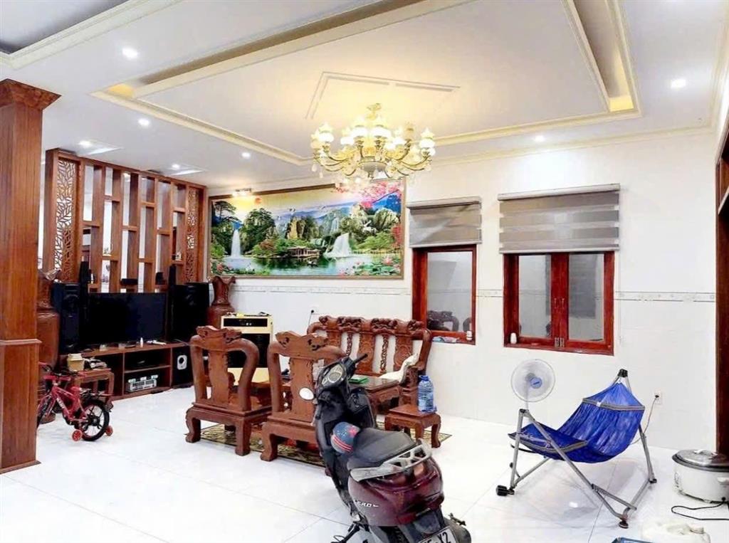 Cần bán biệt thự đường hùng vương tp bà rịa dt 200m2 4 tầng 6pn 1pk 1 pb 1p.thờ giá 6.8 tỷ