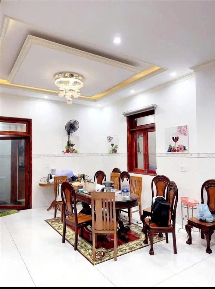 Cần bán biệt thự đường hùng vương tp bà rịa dt 200m2 4 tầng 6pn 1pk 1 pb 1p.thờ giá 6.8 tỷ