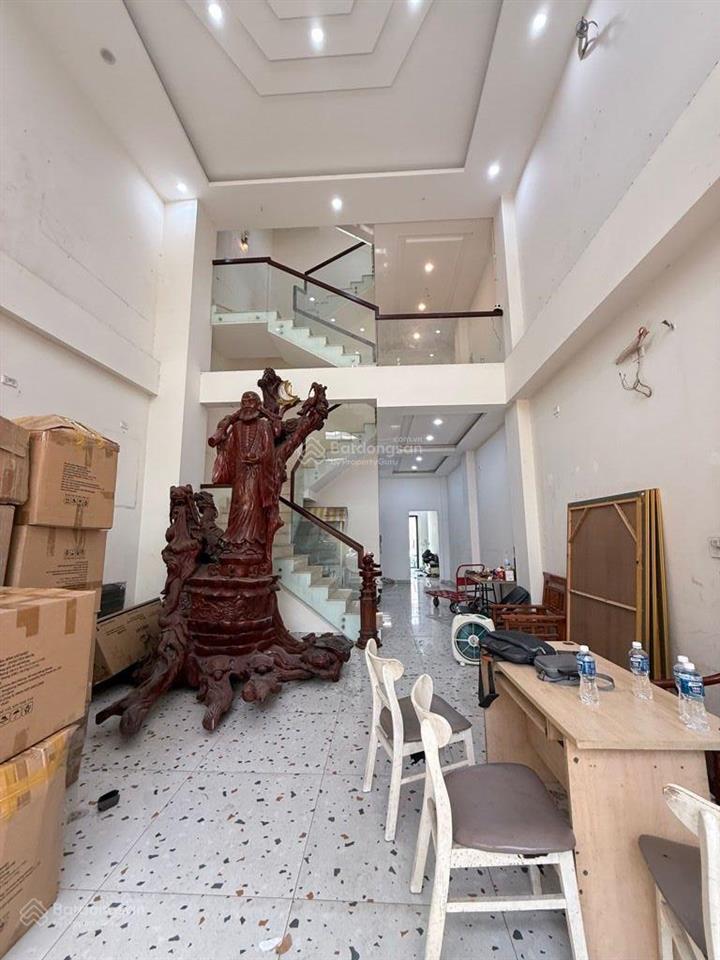 Gấp bánnhà 7 tầng mặt tiền nguyễn thị sócbà điểm6x30m(112m2)từng làm văn phòng công ty