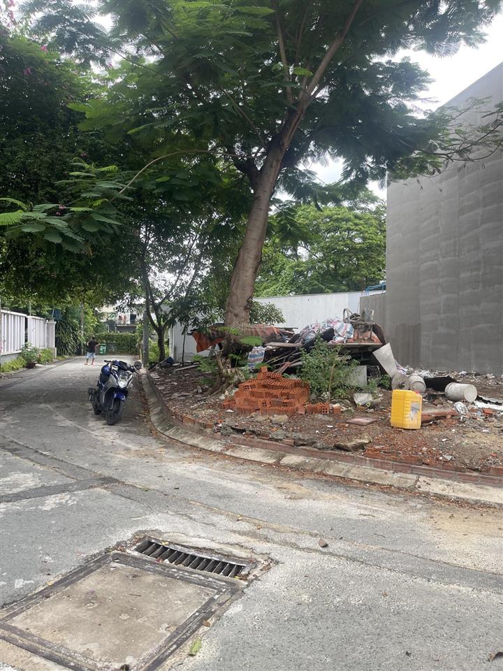 Bán lô đất 2 mặt tiền, cách chợ xuân thới thượng 300m  đường oto 10m khu dân cư đông ko mồ mả