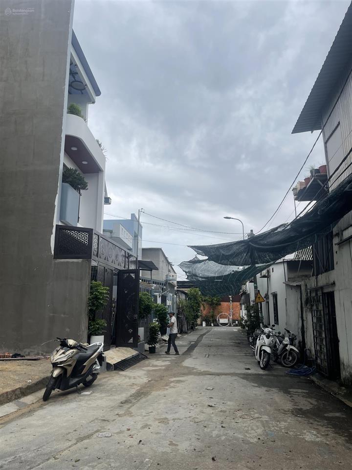Bán lô đất 2 mặt tiền, cách chợ xuân thới thượng 300m  đường oto 10m khu dân cư đông ko mồ mả