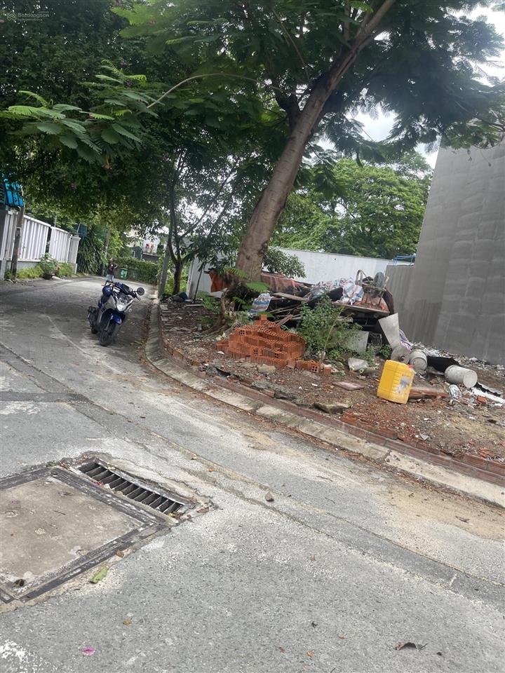Bán lô đất 2 mặt tiền, cách chợ xuân thới thượng 300m  đường oto 10m khu dân cư đông ko mồ mả