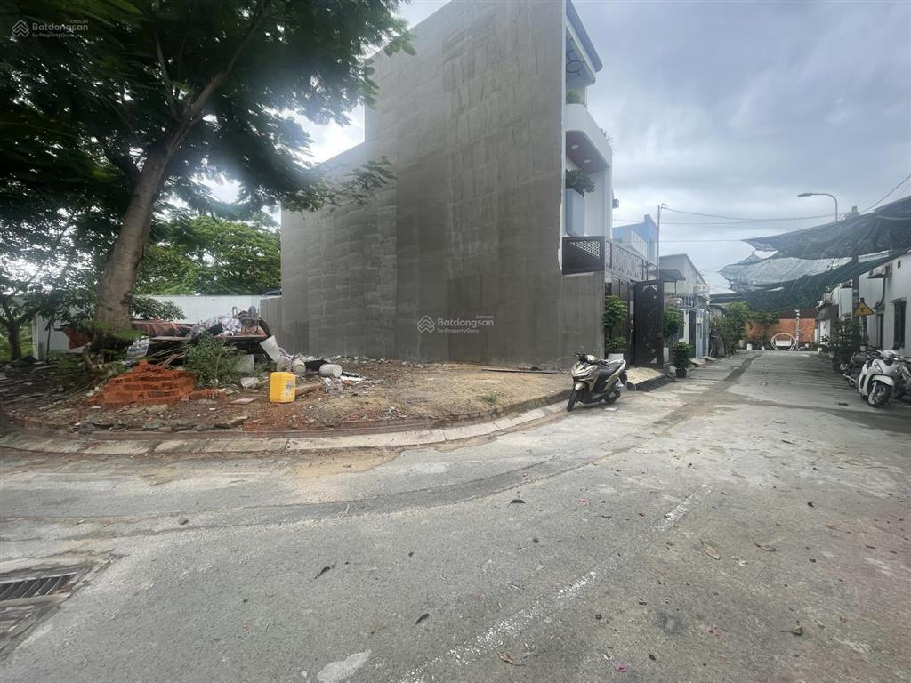 Bán lô đất 2 mặt tiền, cách chợ xuân thới thượng 300m  đường oto 10m khu dân cư đông ko mồ mả