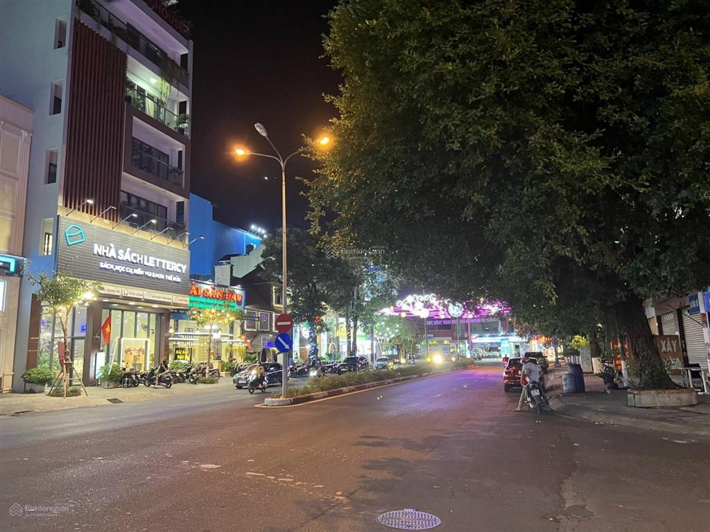 Toà nhà ngay trung tâm hành chính dĩ an cho thuê 75tr/tháng 250m ngang 10m dài 25m  giá 35tỷ