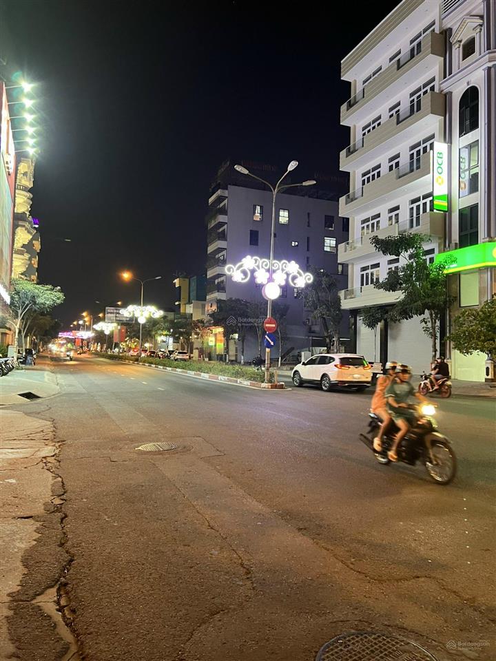 Toà nhà ngay trung tâm hành chính dĩ an cho thuê 75tr/tháng 250m ngang 10m dài 25m  giá 35tỷ