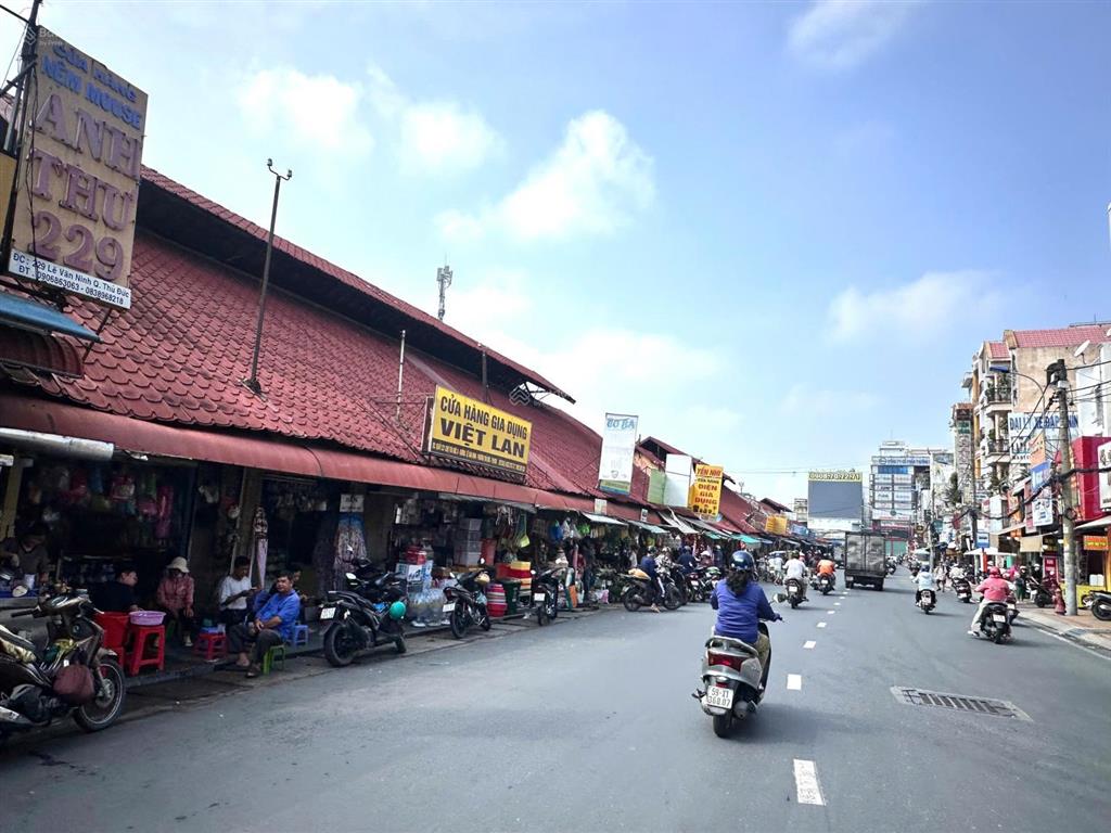Giá đầu tư!!! 51triệu/m2  184m ngang 11.4m  lô đất trung tâm gần chợ thủ đức