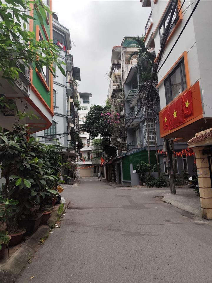 Nguyễn văn huyên  chỉ 13 tỷ  40m, mt 10m  5 tầng  ô tô tránh , vào nhà  lô góc  ngõ thông .