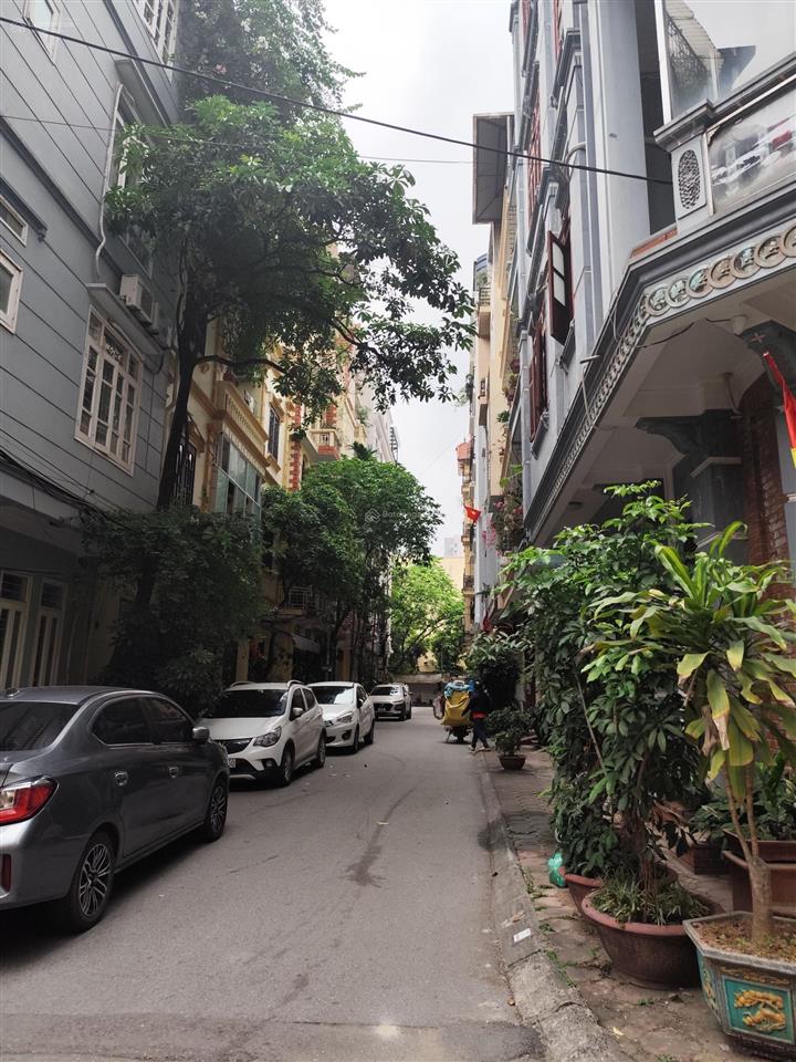 Nguyễn văn huyên  chỉ 13 tỷ  40m, mt 10m  5 tầng  ô tô tránh , vào nhà  lô góc  ngõ thông .