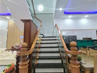 Bán nhà riêng chính chủ 1 trệt 1 lầu..4 phòng ngủ và 3 toilet..để lại nội thất