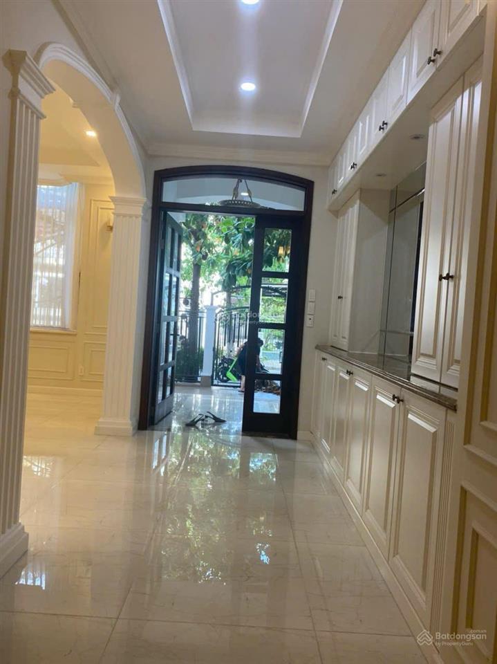Cho thuê biệt thự khu nam viên, phú mỹ hưng, 126m2(7x18) 5pn,5wc,3 tầng, áp mái, cạnh công viên 2ha