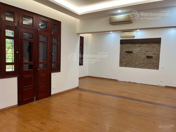 Mặt phố nguyễn khang rộng 100m xây 4 tầng làm văn phòng, ở gia đình, kho hàng oto đỗ cửa