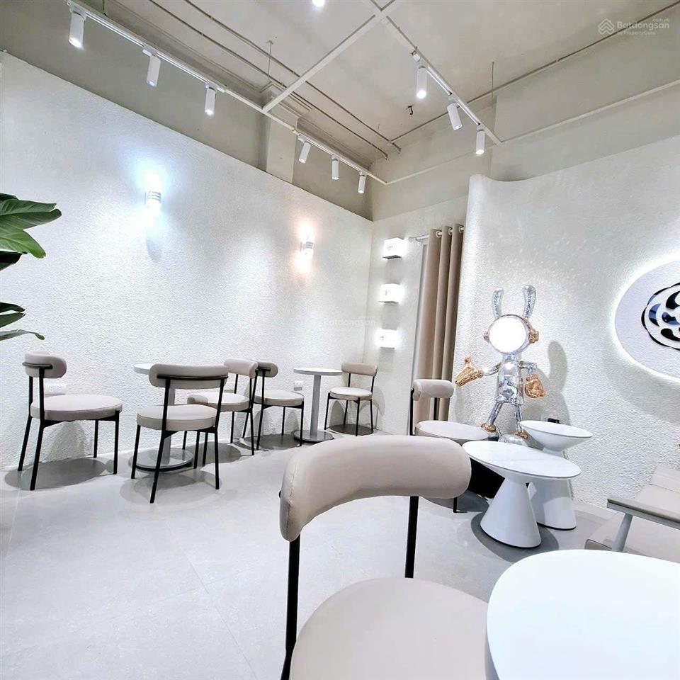 Mặt phố đại la hai bà trưng  kinh doanh bất chấp  vỉa hè 10m  vị trí đẹp nhất phố  ngay ngã tư