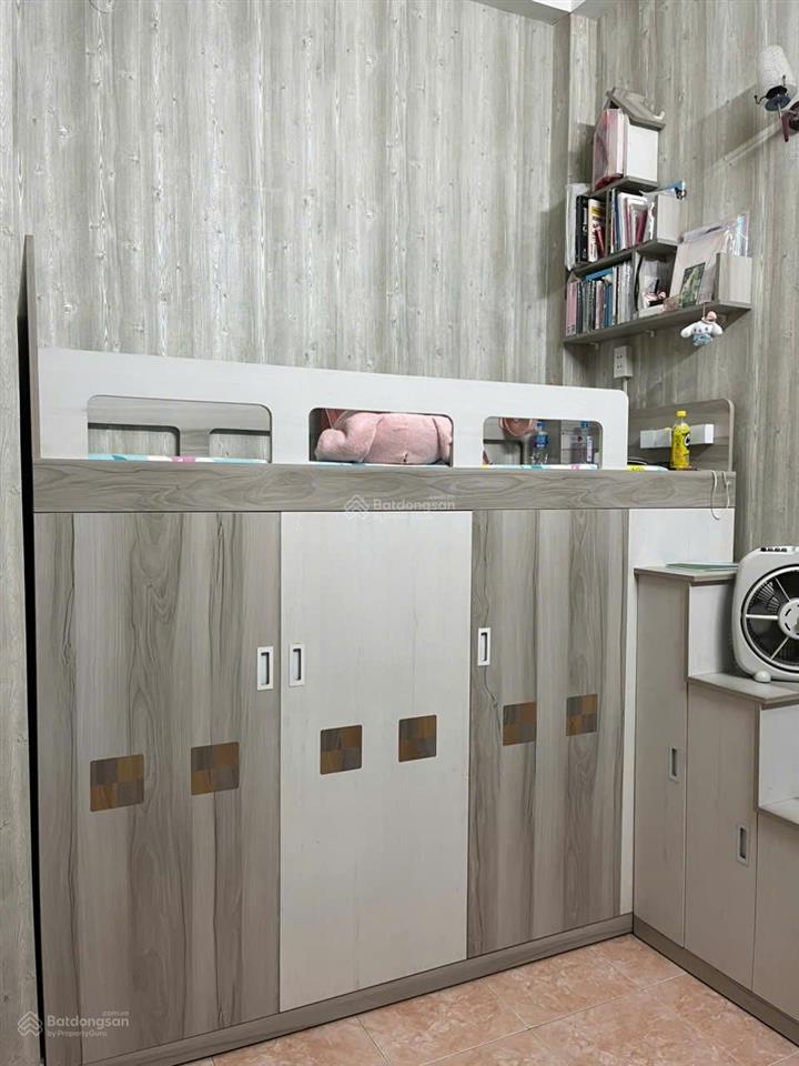 Tặng full nội thất! xuất cảnh bán gấp, sát sân bay, dt36m2 x 4 tầng + 5 pn, vuông vức, giá 9,9 tỷ