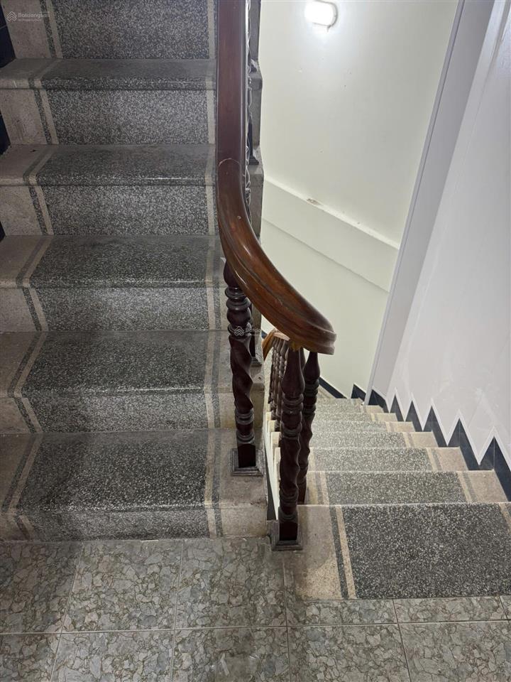 Thuê nhà 4,5 tầng, 32m2, ngõ rộng, mặt tiền 7m, phù hợp kinh doanh văn phòng