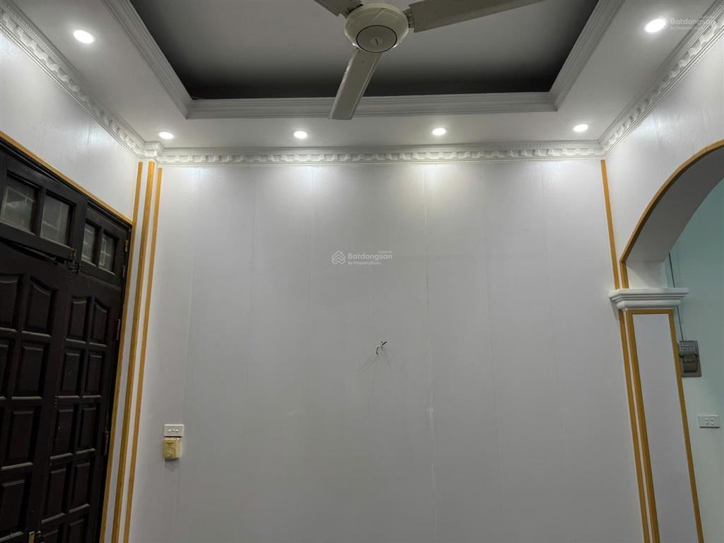Thuê nhà 4,5 tầng, 32m2, ngõ rộng, mặt tiền 7m, phù hợp kinh doanh văn phòng