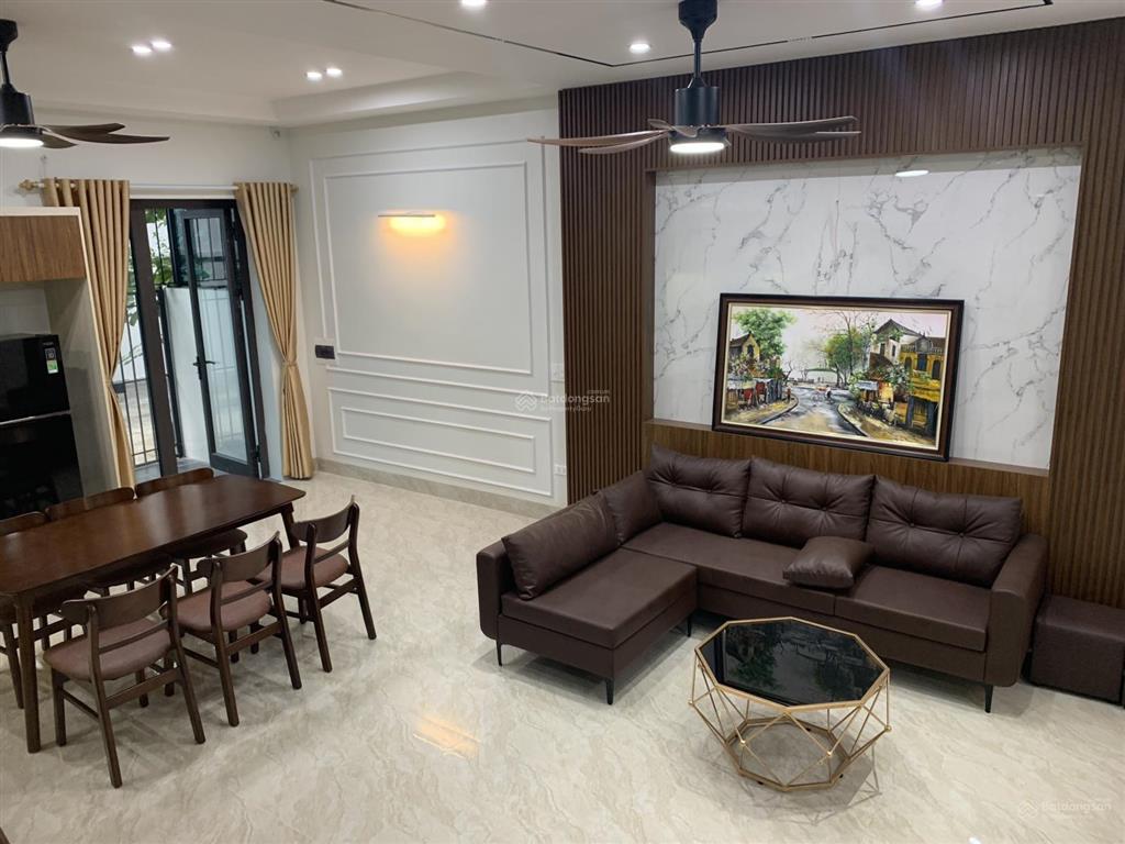 Cho thuê nhà mặt phố phù hợp làm văn phòng, kinh doanh hoặc ở