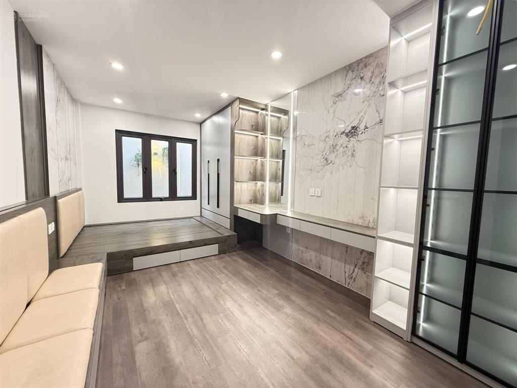 Nhà đẹp ở ngay  3 bước ra mặt phố  6 tầng thang máy