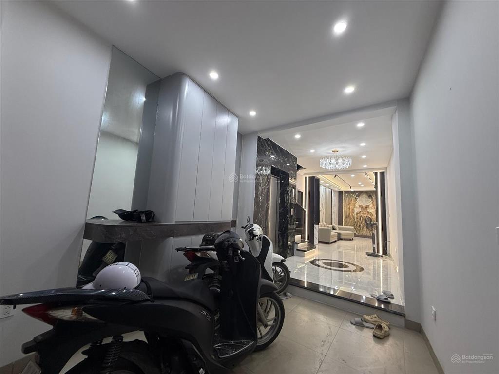 Nhà đẹp ở ngay  3 bước ra mặt phố  6 tầng thang máy